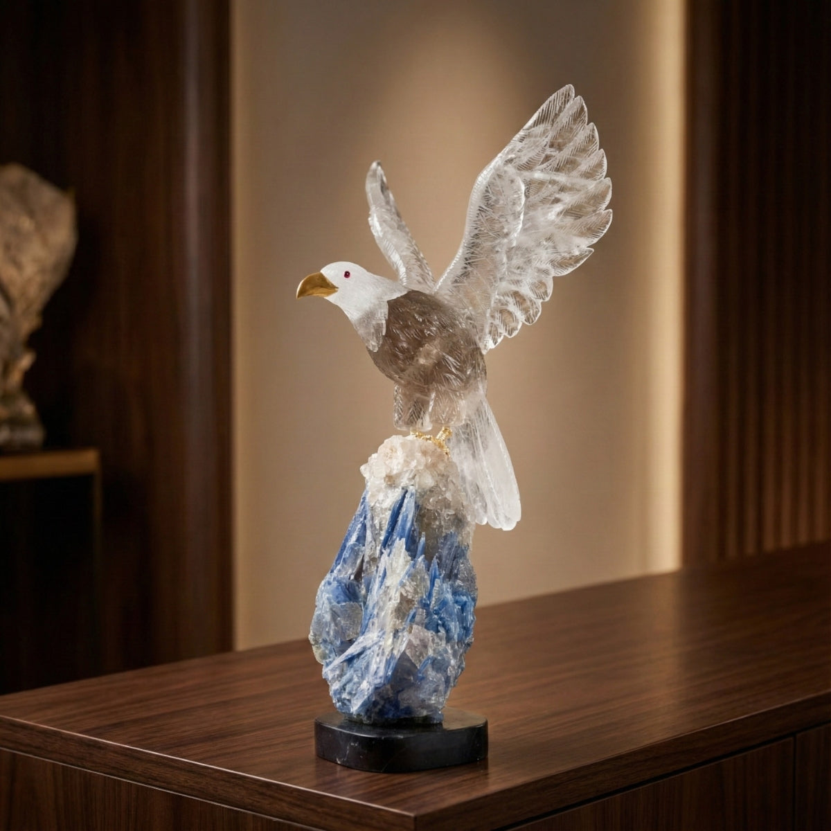Águia Esculpida em Quartzo Cristal Hialino e Quartzo Fumê Cristalizado na Cianita Azul