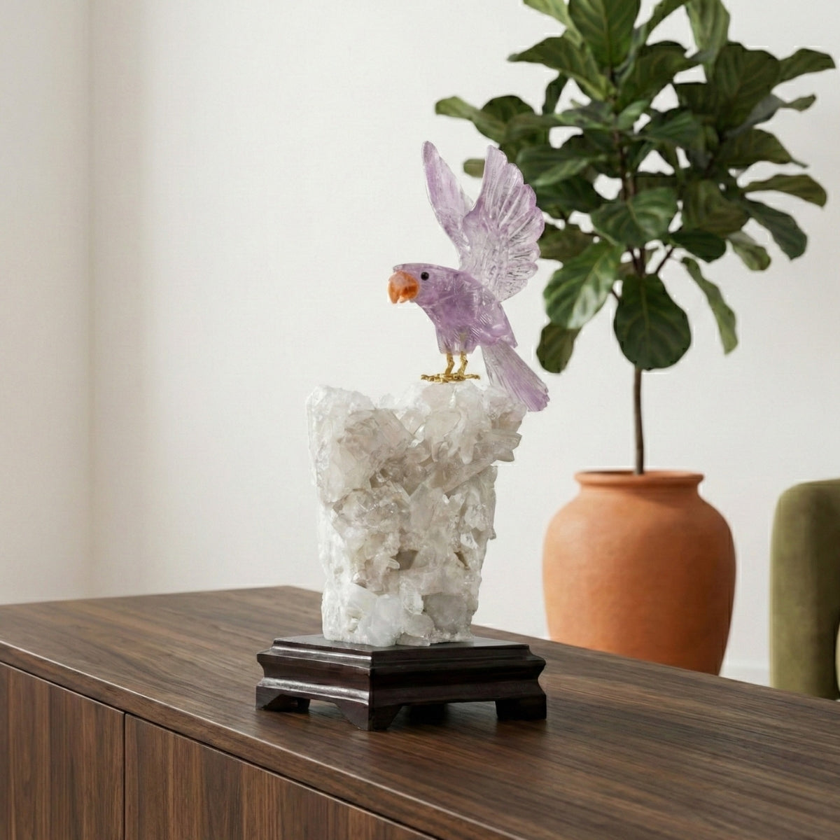 Arara Esculpida em Ametista na Drusa Quartzo Cristal Base Madeira