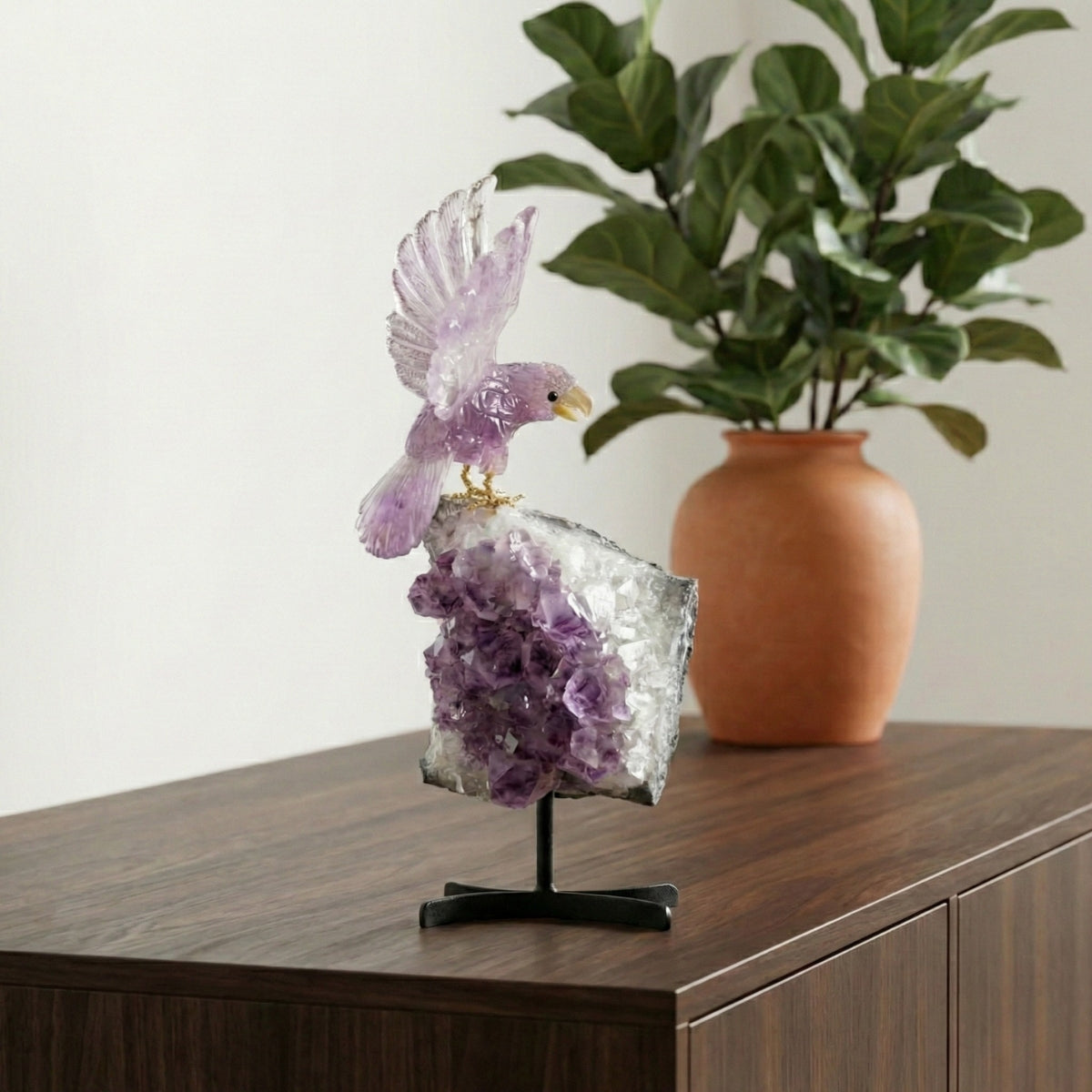 Arara Esculpida em Ametista na Drusa Quartzo Cristal Base Metal Preto