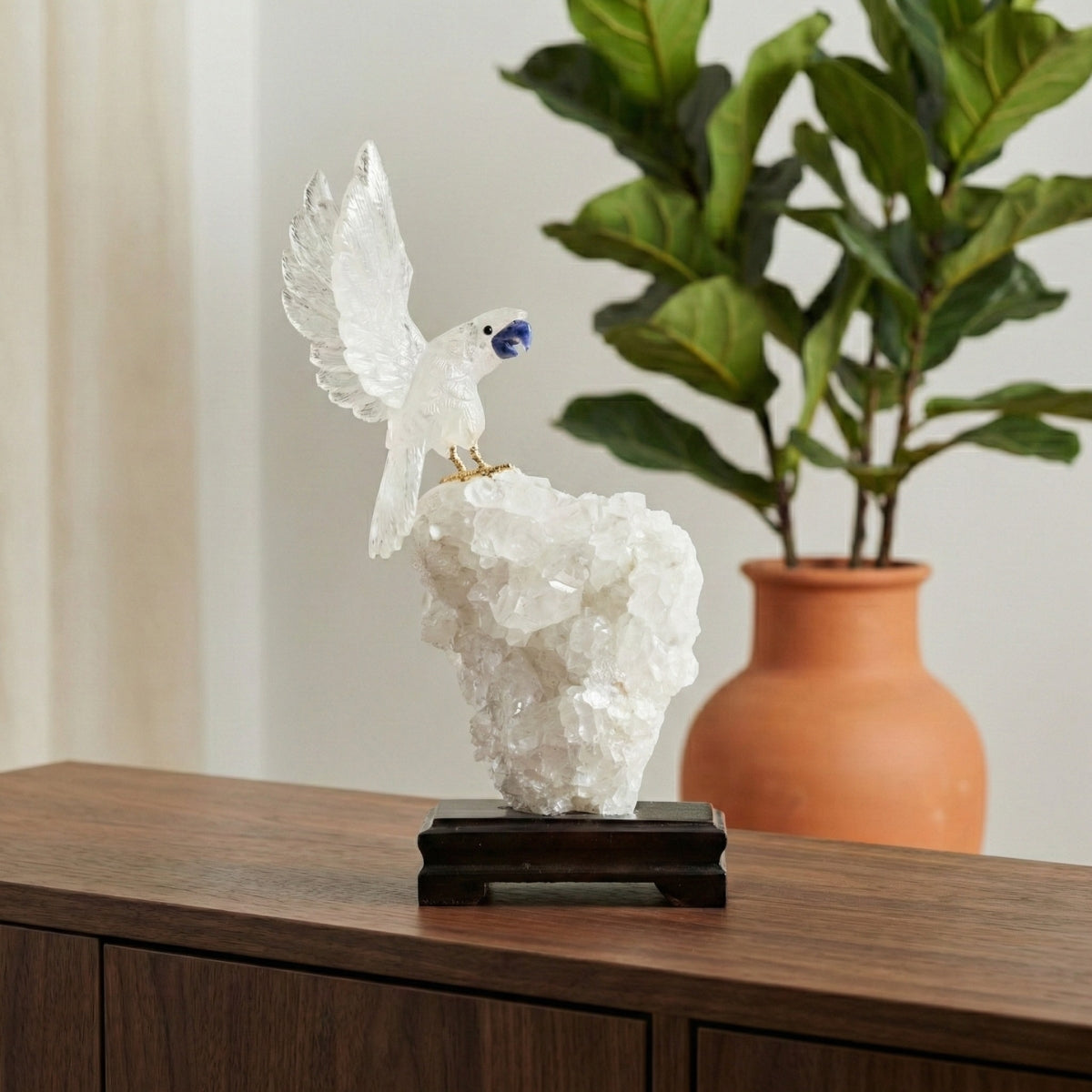 Arara Esculpida em Cristal de Quartzo na Drusa Quartzo Cristal Base Madeira