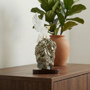 Arara Esculpida em Cristal de Quartzo na Pedra Pirita Base Madeira