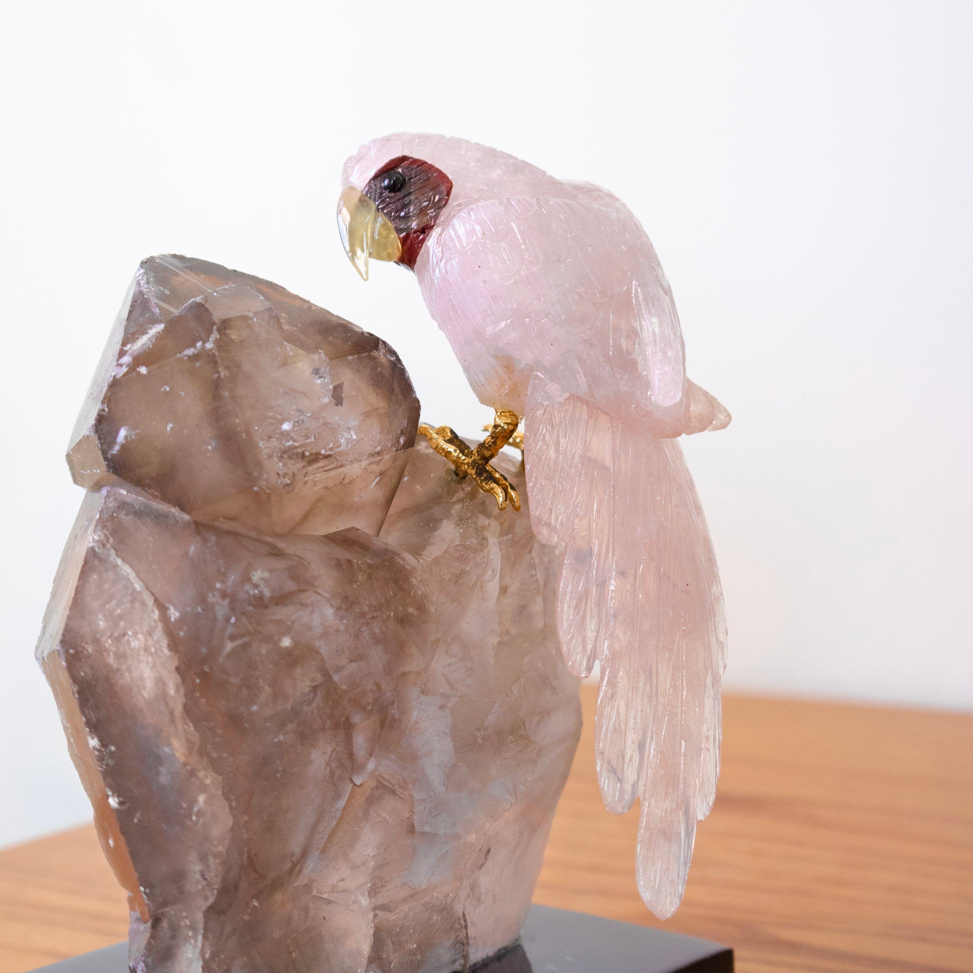 Arara Esculpida em Quartzo Rosa na Base Quartzo Fumê Elestial