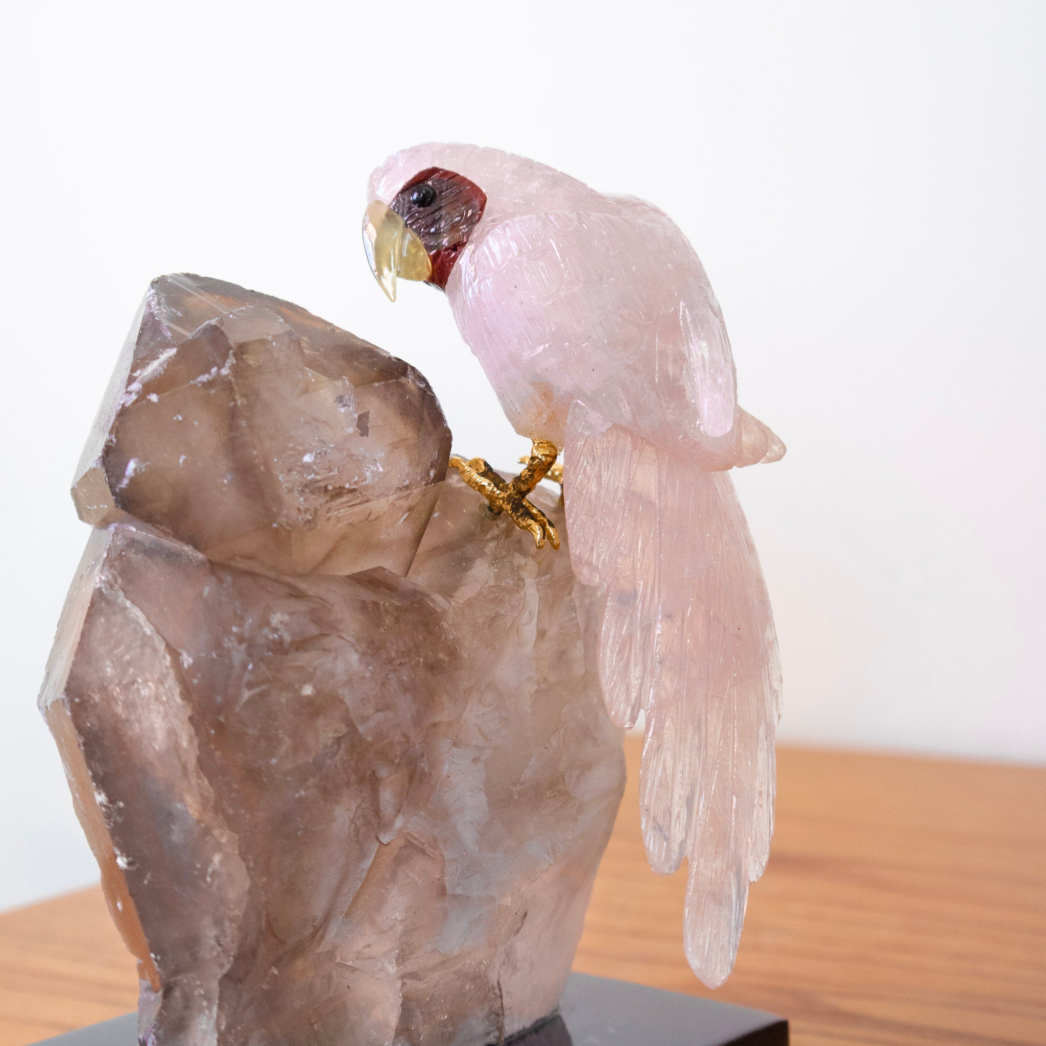 Arara Esculpida em Quartzo Rosa na Base Quartzo Fumê Elestial