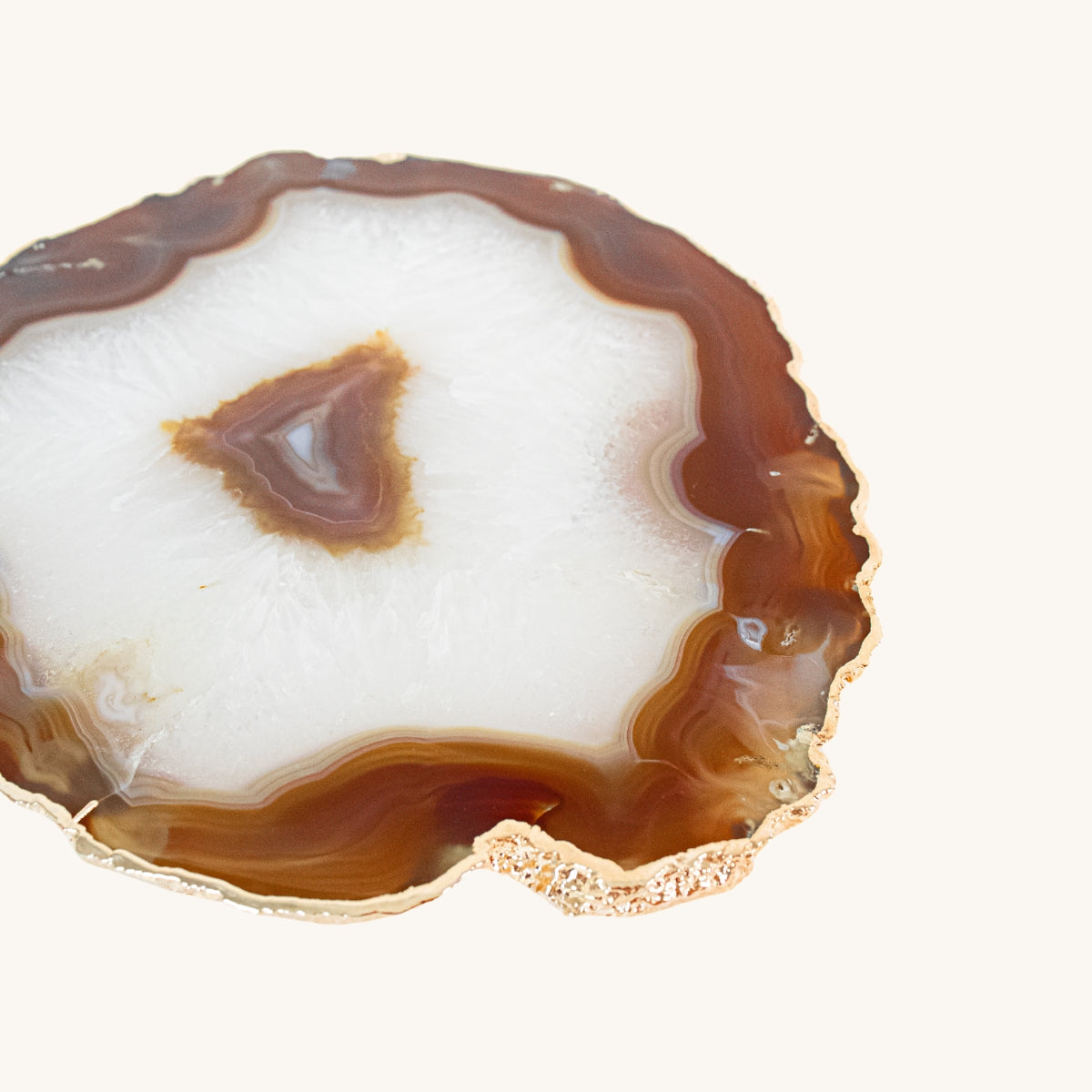 Bandeja Ágata Caramelo com Cristalização Natural Banho Ouro com Pé