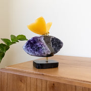 Borboleta Esculpida em Calcita Amarela na Base de Ametista Uruguaia 1,575 Kg