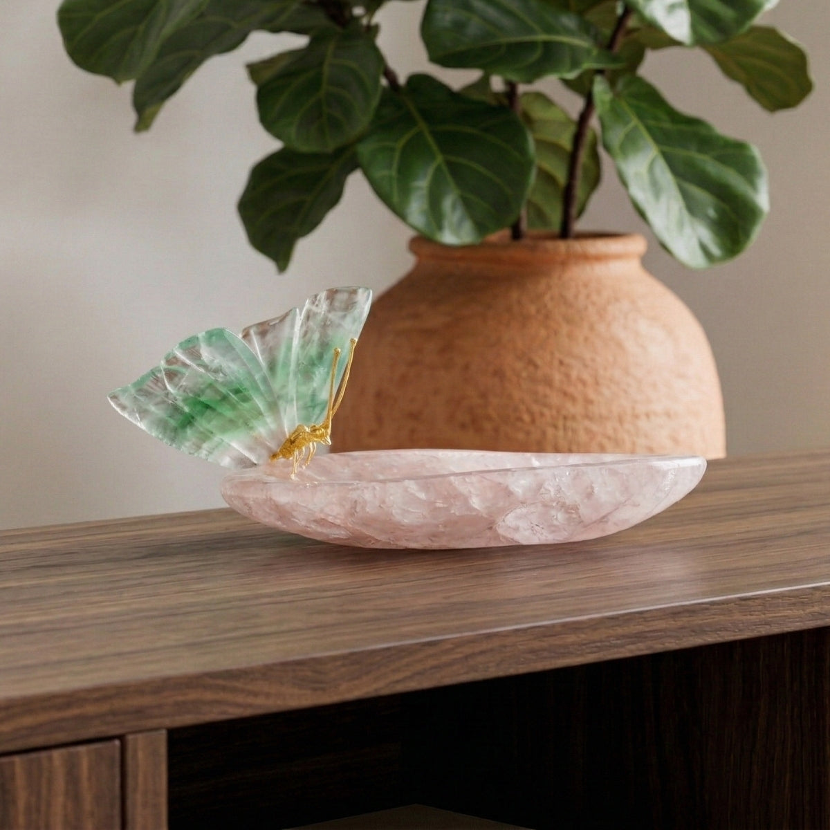 Borboleta Esculpida em Fluorita Verde Sobre Bowl em Quartzo Rosa