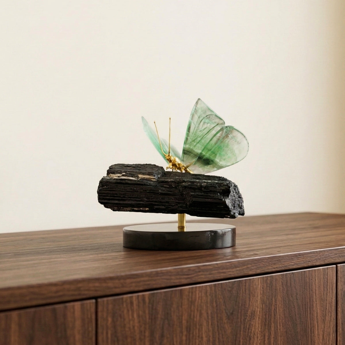 Borboleta Esculpida em Fluorita Verde na Base de Turmalina Negra 1,864 kg