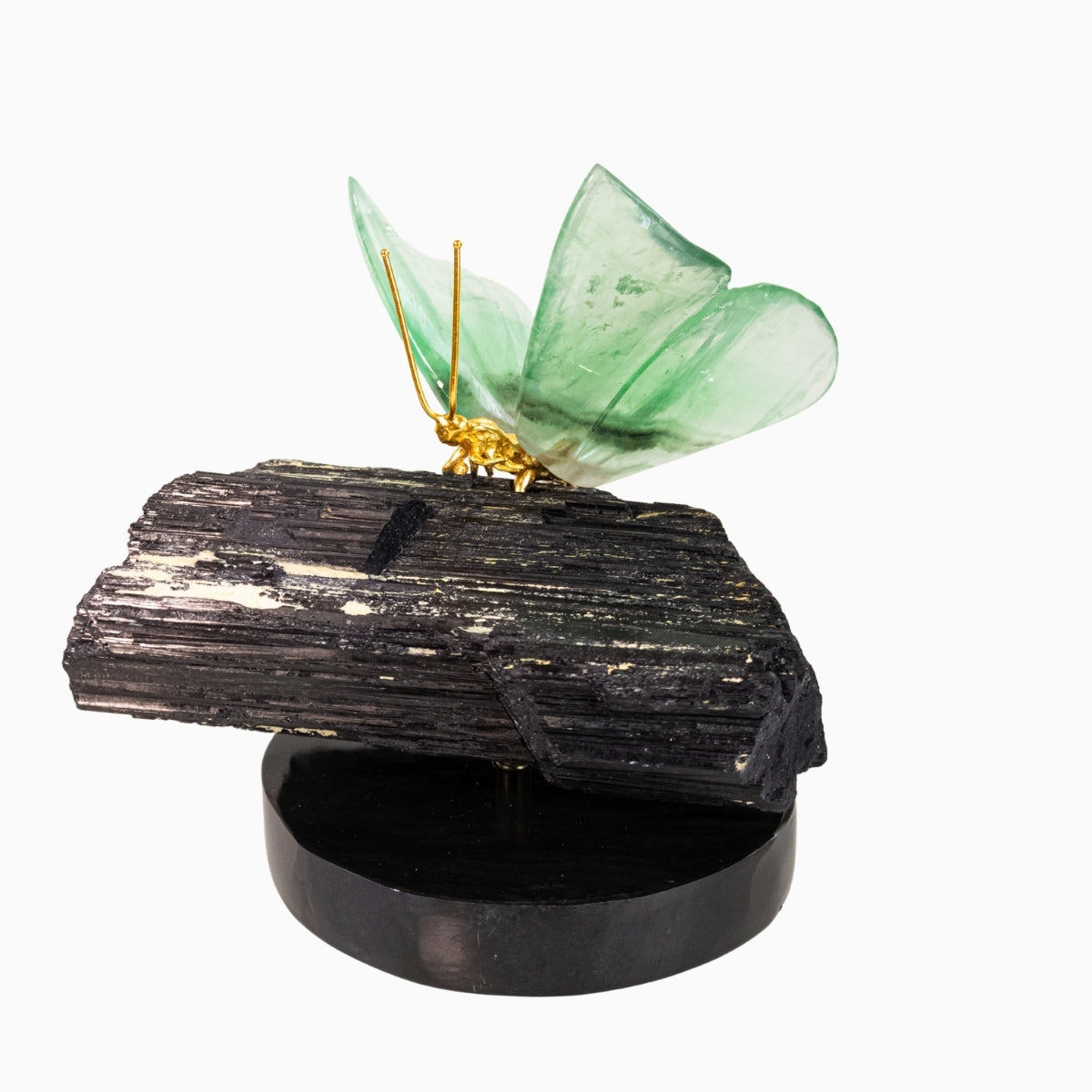 Borboleta Esculpida em Fluorita Verde na Base de Turmalina Negra 1,864 kg