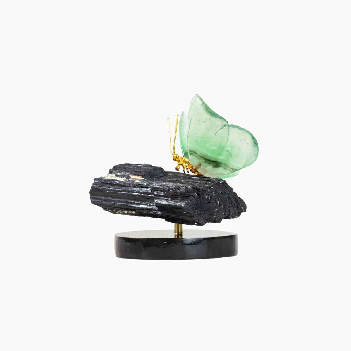 Borboleta Esculpida em Fluorita Verde na Base de Turmalina Negra 1,864 kg