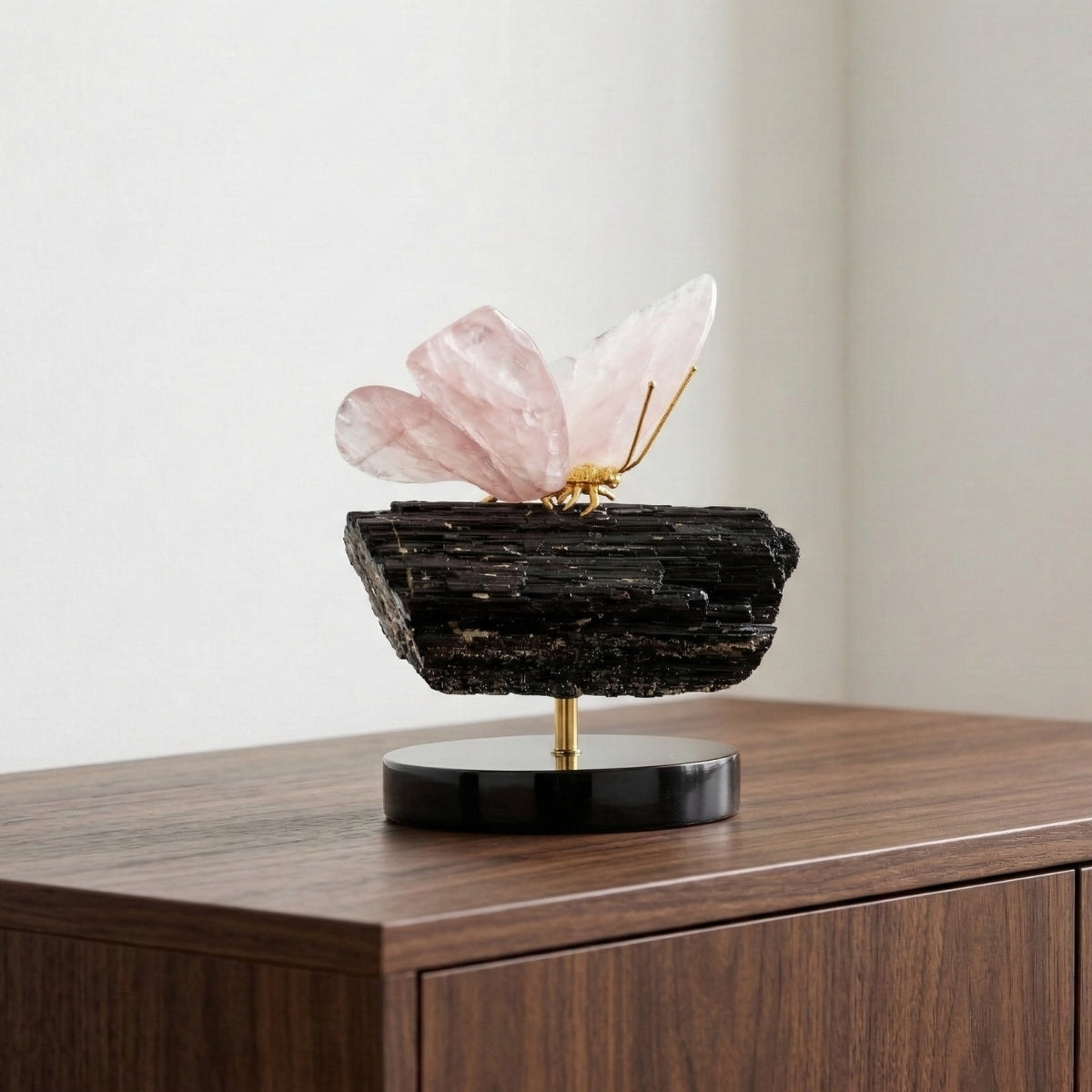 Borboleta Esculpida em Quartzo Rosa na Base de Turmalina Negra 1,923 kg
