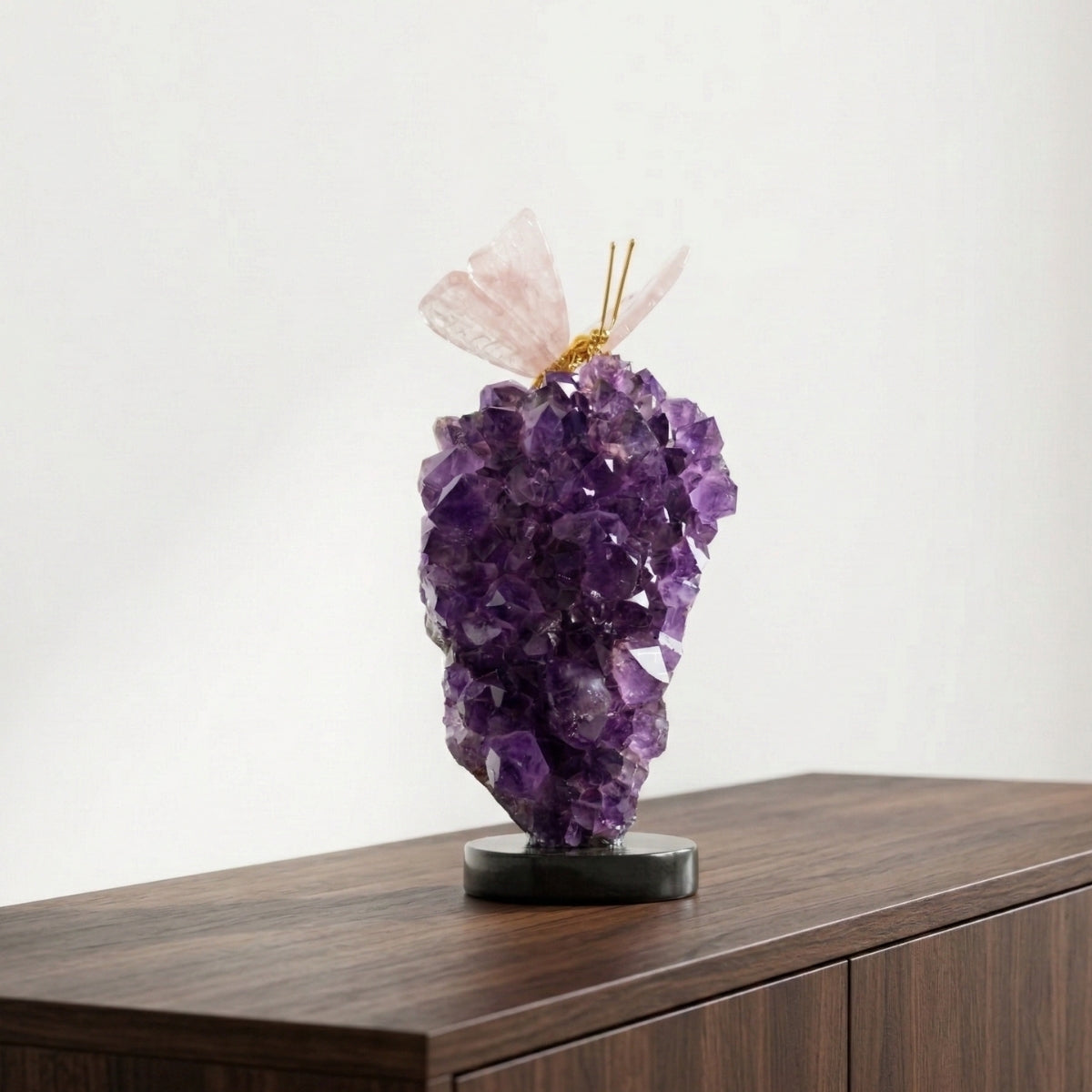 Borboleta Esculpida em Quartzo Rosa na Drusa de Ametista 2,796 kg