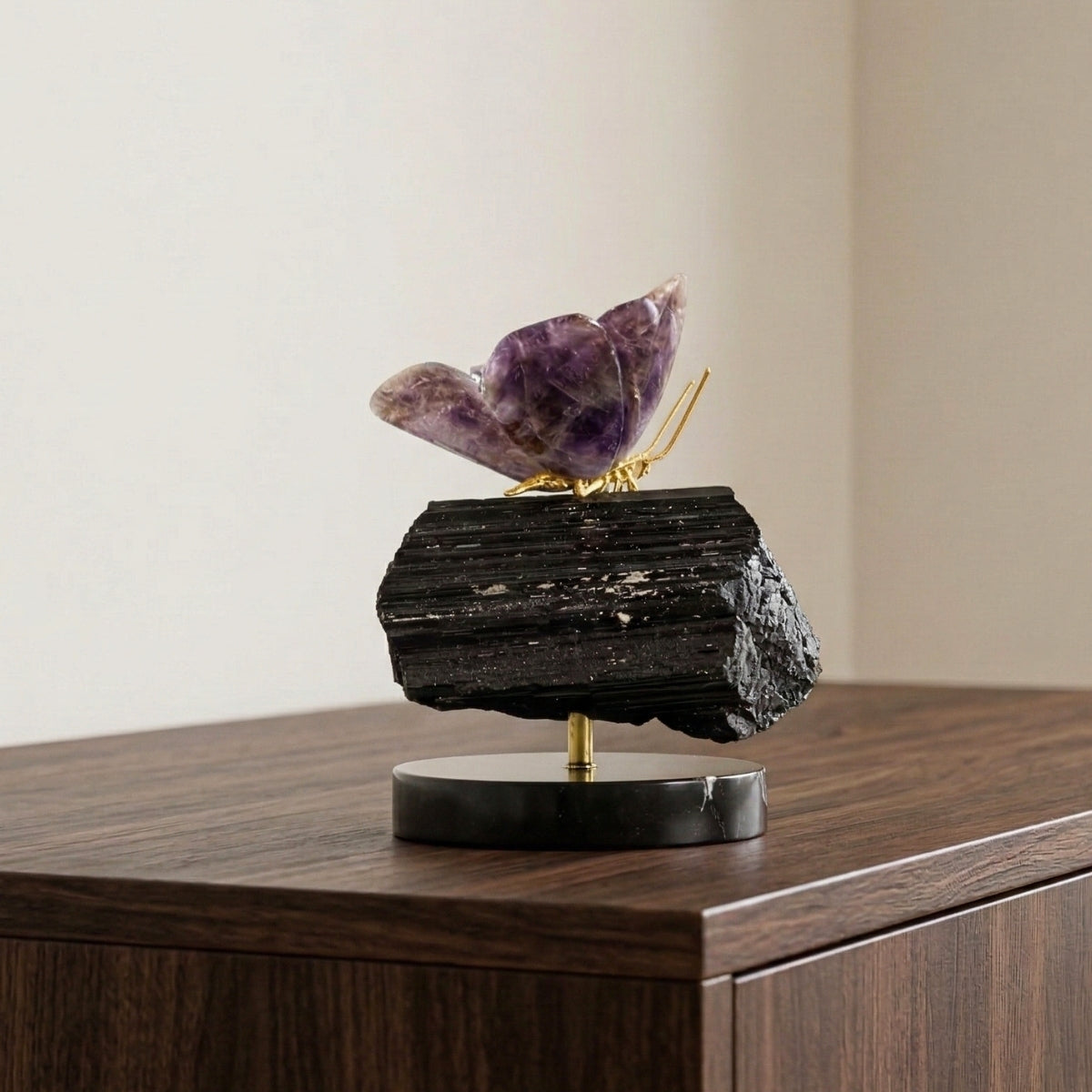 Borboleta Esculpida em Super Seven na Base de Turmalina Negra 1,654 kg