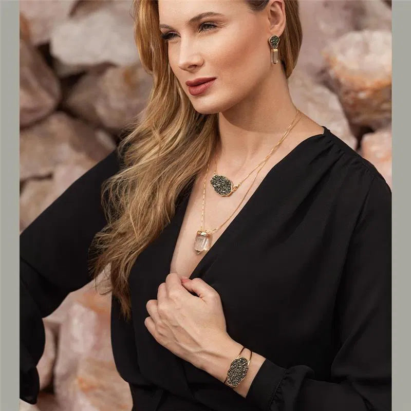 Brinco Pirita e Ponta de Cristal Banho Ouro