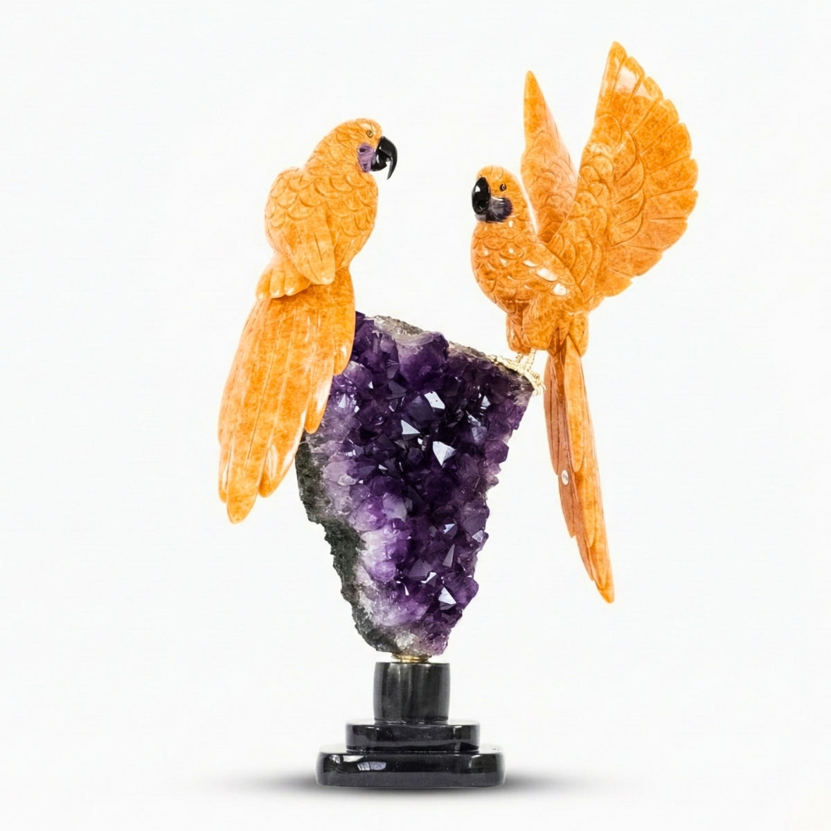 Casal de Araras Esculpido em Calcita Orquídea Laranja na Drusa de Ametista na Base giratória de mármore negro 11,650 kg