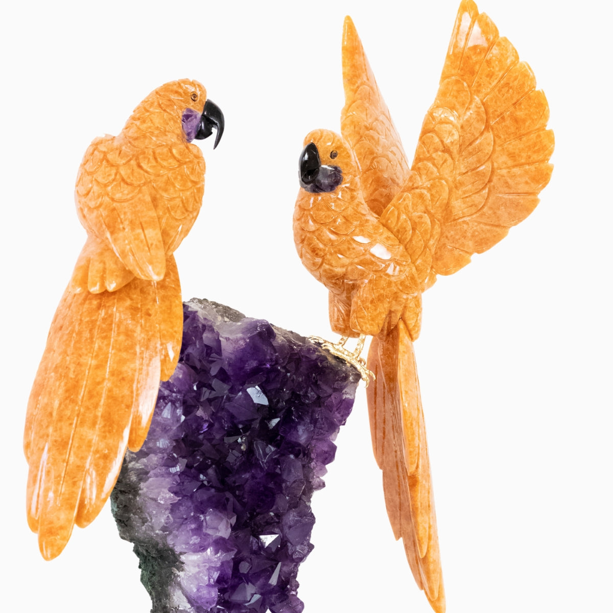 Casal de Araras Esculpido em Calcita Orquídea Laranja na Drusa de Ametista na Base giratória de mármore negro 11,650 kg