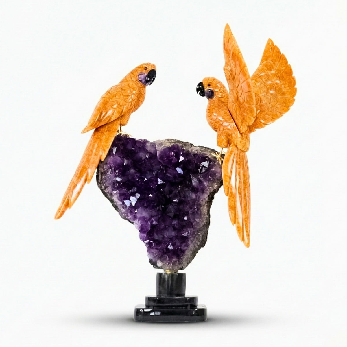 Casal de Araras Esculpido em Calcita Orquídea Laranja na Drusa de Ametista na Base giratória de mármore negro 11,650 kg