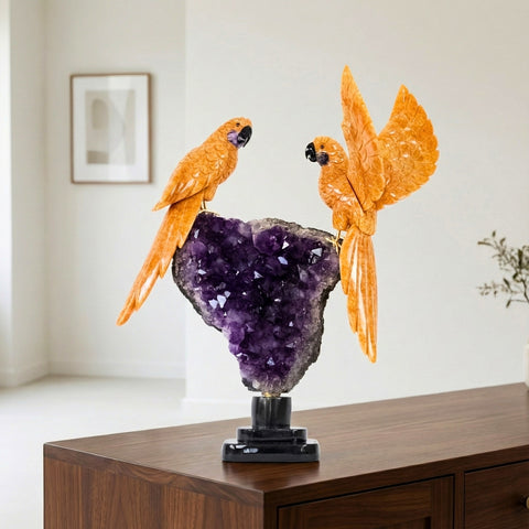 Casal de Araras Esculpido em Calcita Orquídea Laranja na Drusa de Ametista na Base giratória de mármore negro 11,650 kg