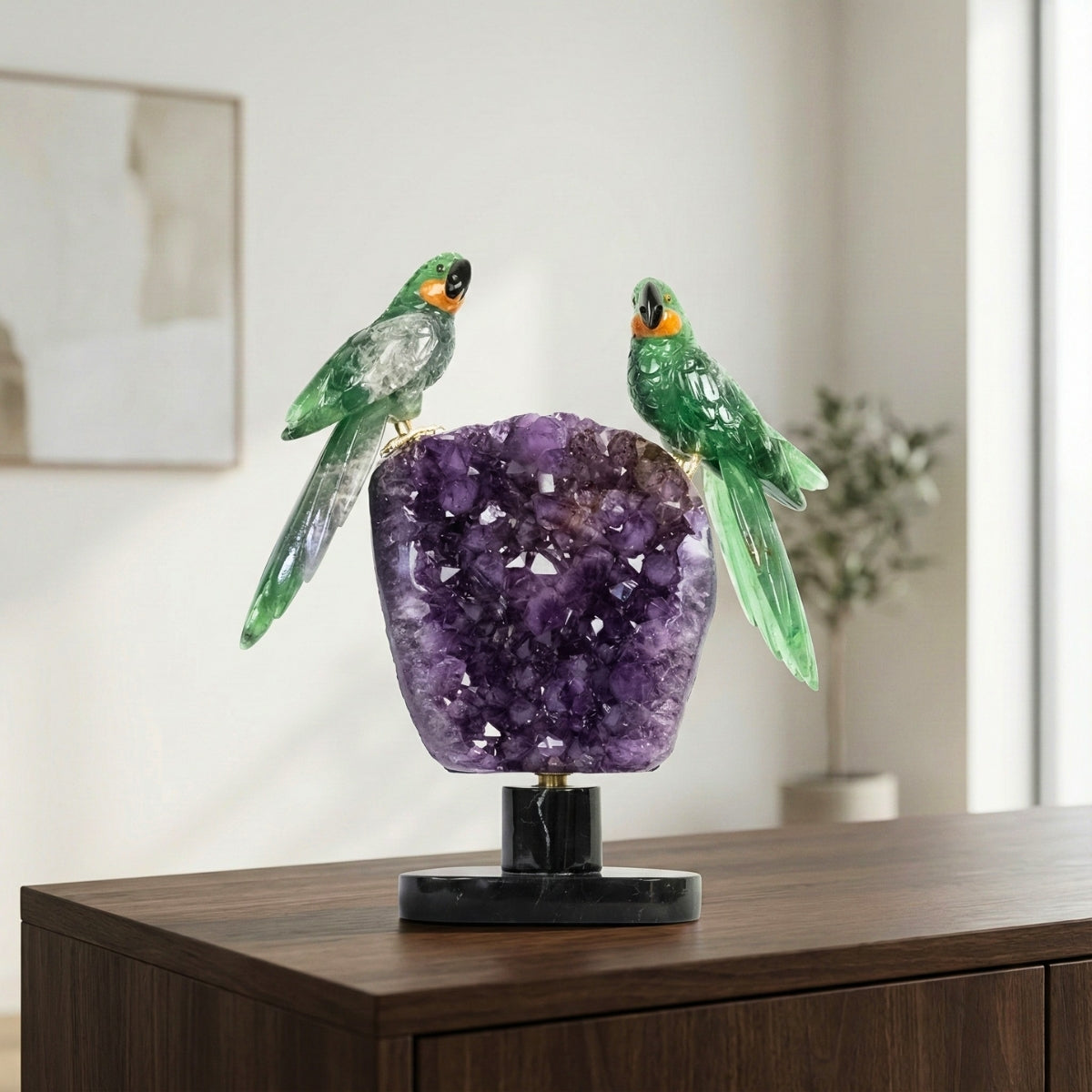 Casal de Araras Esculpido em Fluorita Verde na Drusa de Ametista na Base giratória de mármore negro 11,500 kg