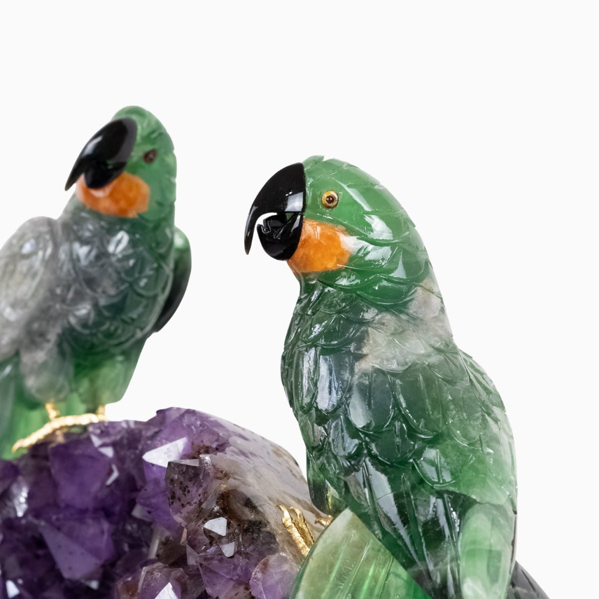 Casal de Araras Esculpido em Fluorita Verde na Drusa de Ametista na Base giratória de mármore negro 11,500 kg