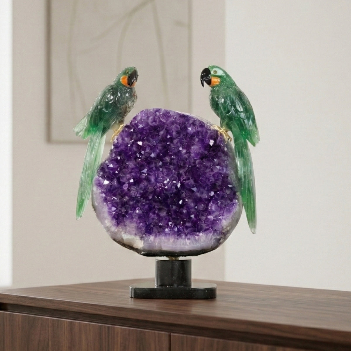 Casal de Araras Esculpido em Fluorita Verde na Drusa de Ametista na Base giratória de mármore negro 15,600 kg