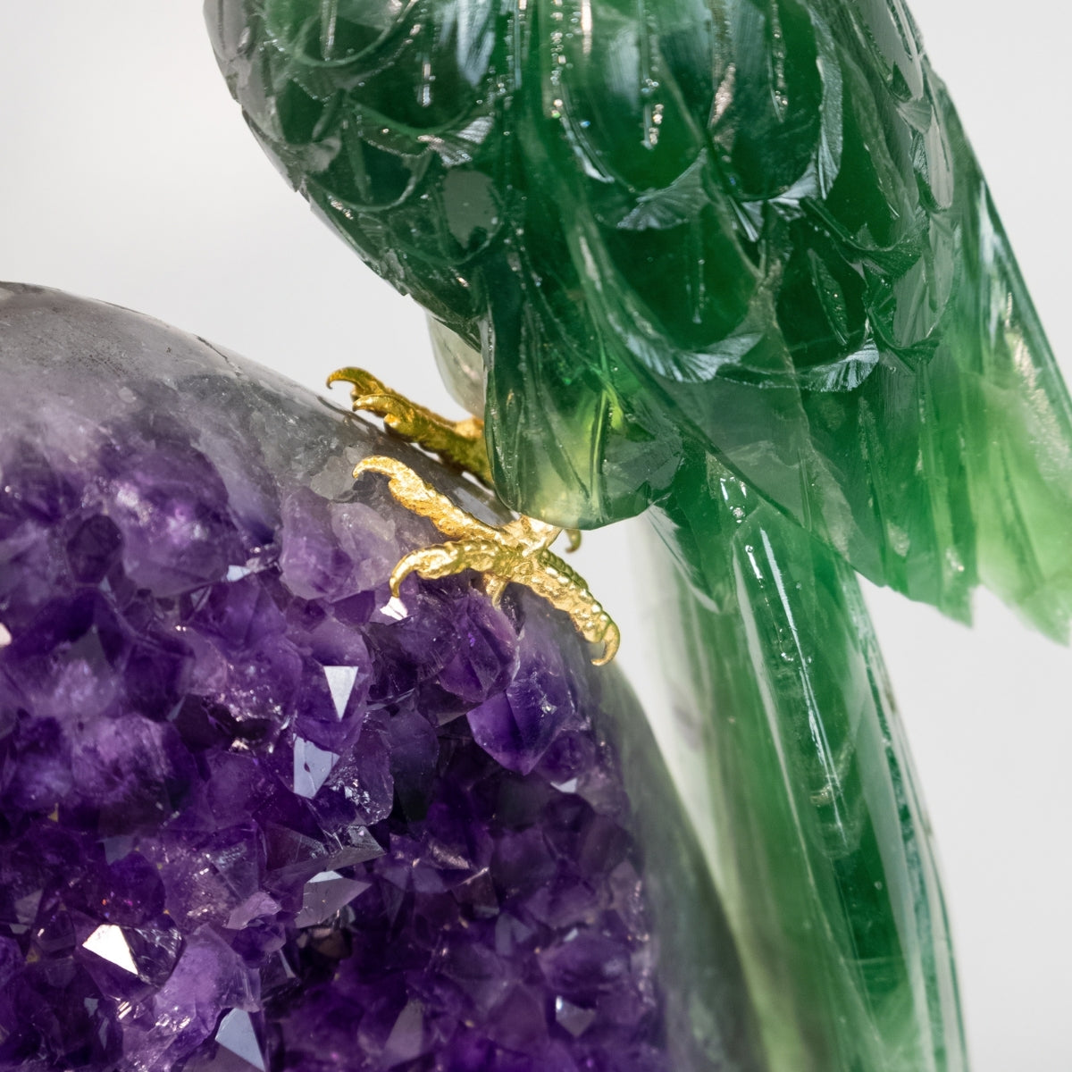 Casal de Araras Esculpido em Fluorita Verde na Drusa de Ametista na Base giratória de mármore negro 15,600 kg