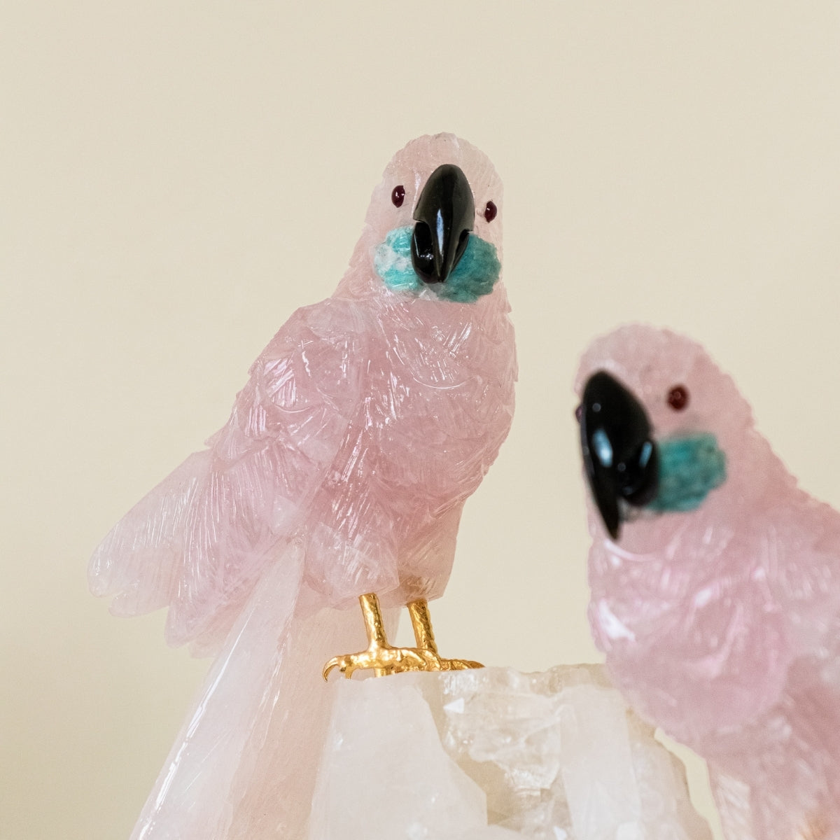 Casal de Araras Esculpido em Quartzo Rosa Extra  na Drusa Cristal de Quartzo 6,150 kg