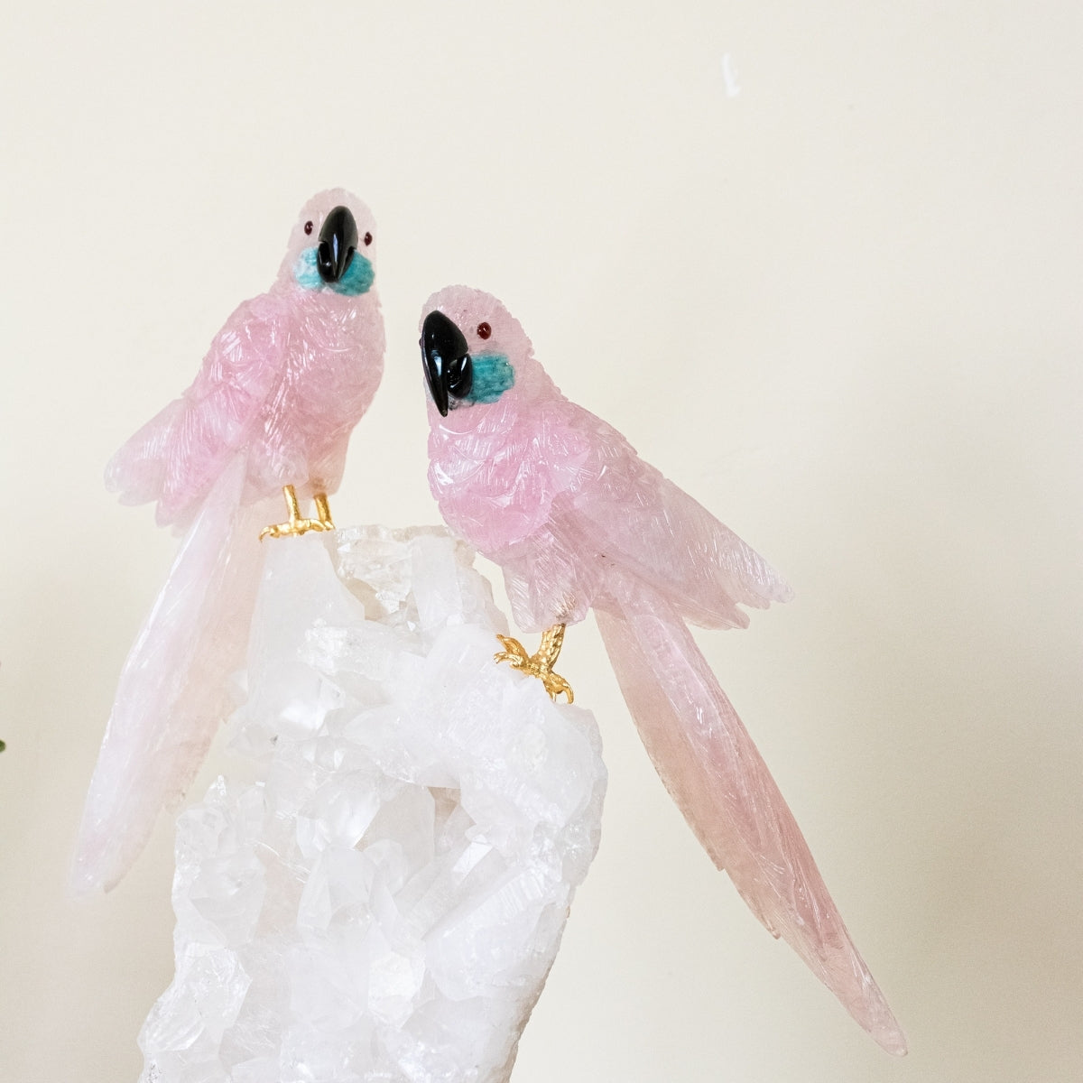 Casal de Araras Esculpido em Quartzo Rosa Extra  na Drusa Cristal de Quartzo 6,150 kg