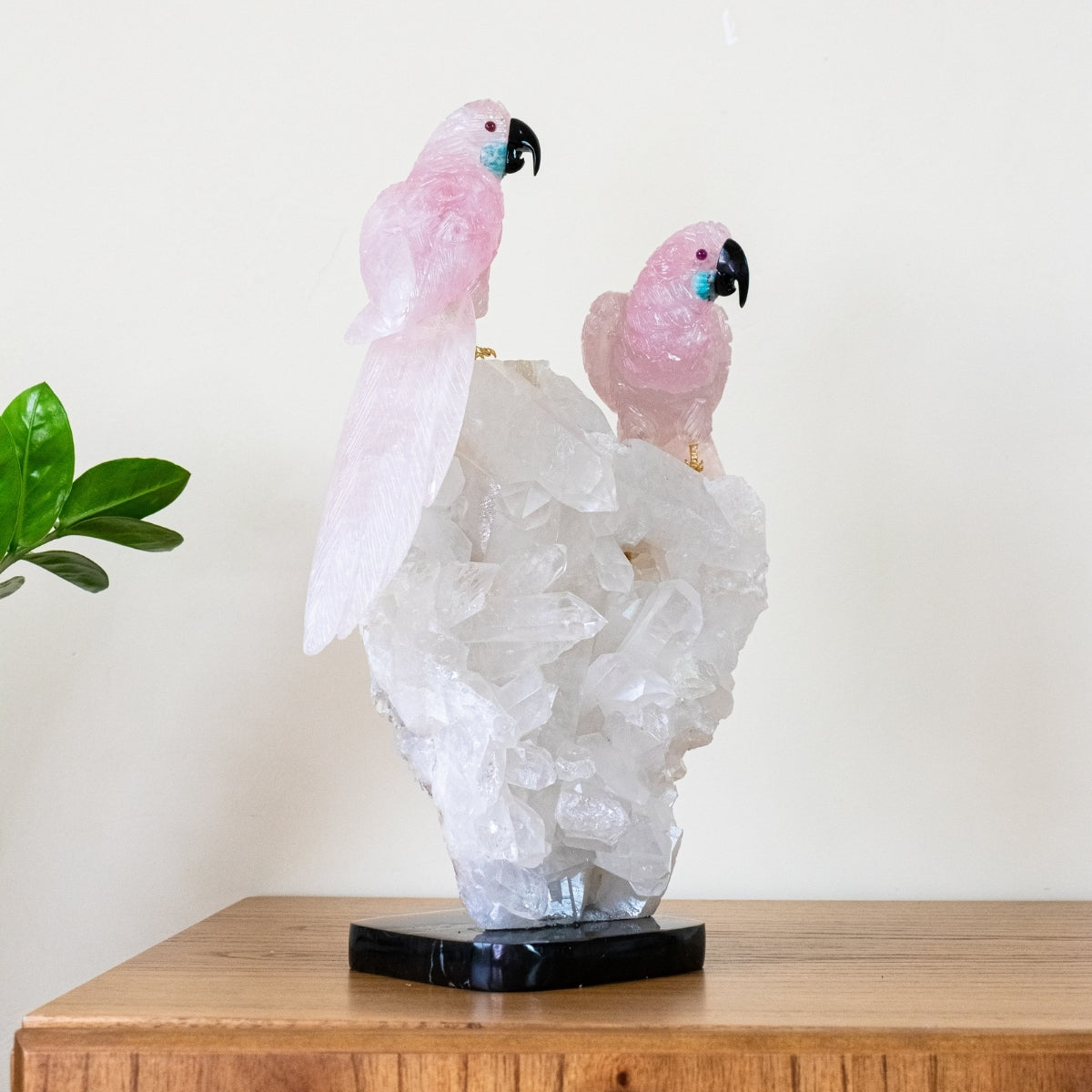 Casal de Araras Esculpido em Quartzo Rosa Extra  na Drusa Cristal de Quartzo 6,150 kg