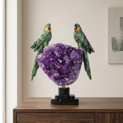 Casal de Araras Esculpido em Rubi com Zoisita na Drusa de Ametista na Base giratória de mármore negro 14,750 kg