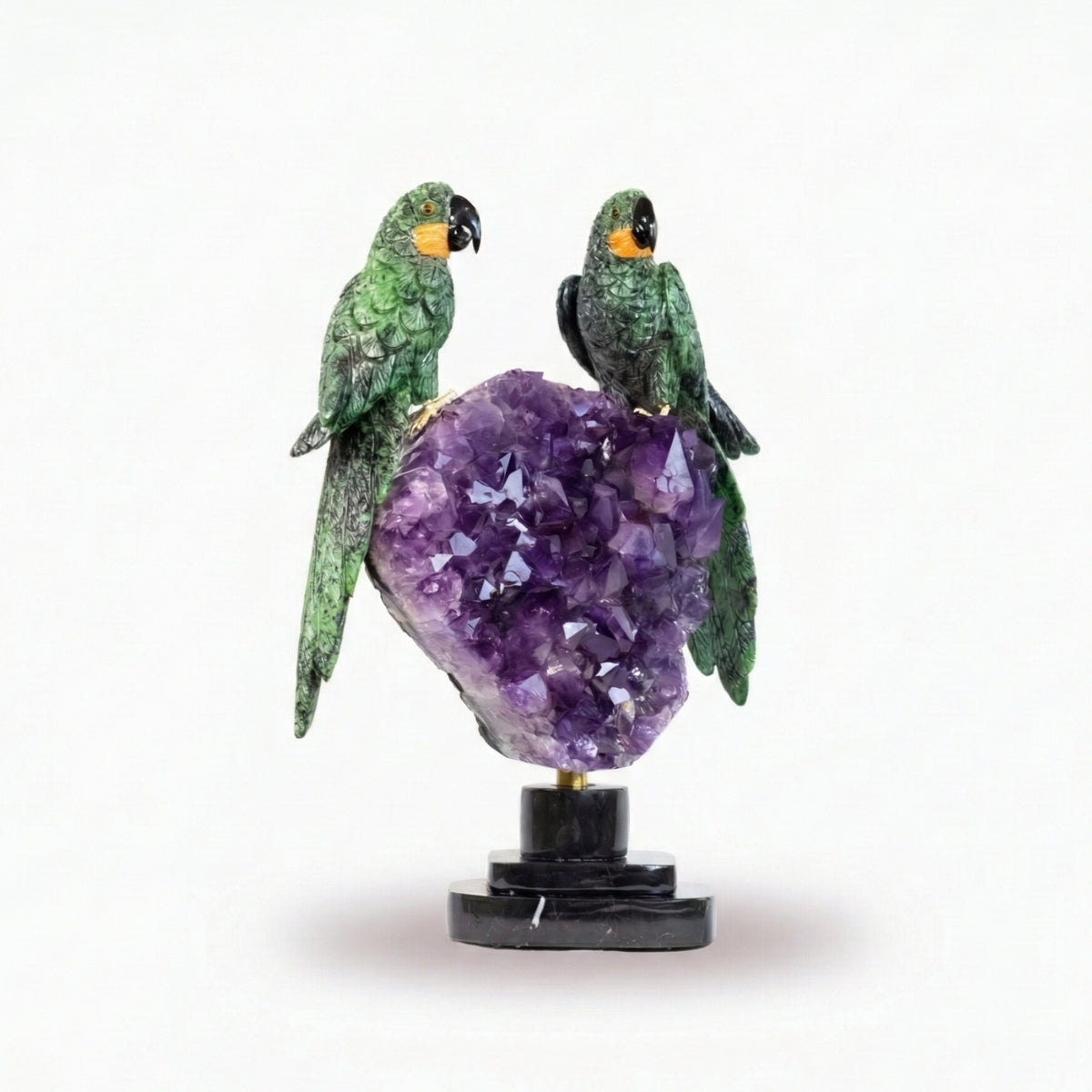 Casal de Araras Esculpido em Rubi com Zoisita na Drusa de Ametista na Base giratória de mármore negro 14,750 kg