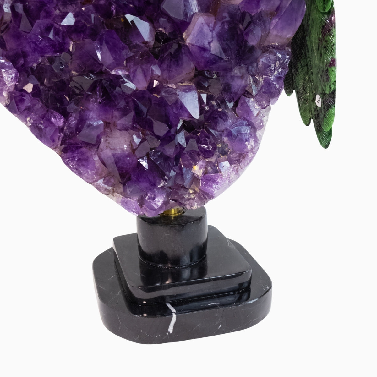 Casal de Araras Esculpido em Rubi com Zoisita na Drusa de Ametista na Base giratória de mármore negro 14,750 kg