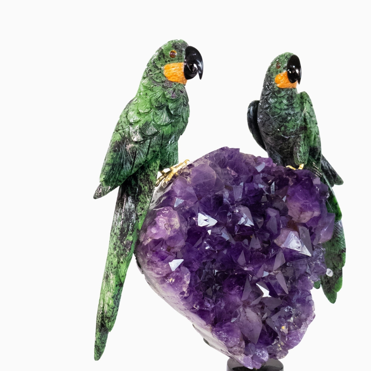 Casal de Araras Esculpido em Rubi com Zoisita na Drusa de Ametista na Base giratória de mármore negro 14,750 kg
