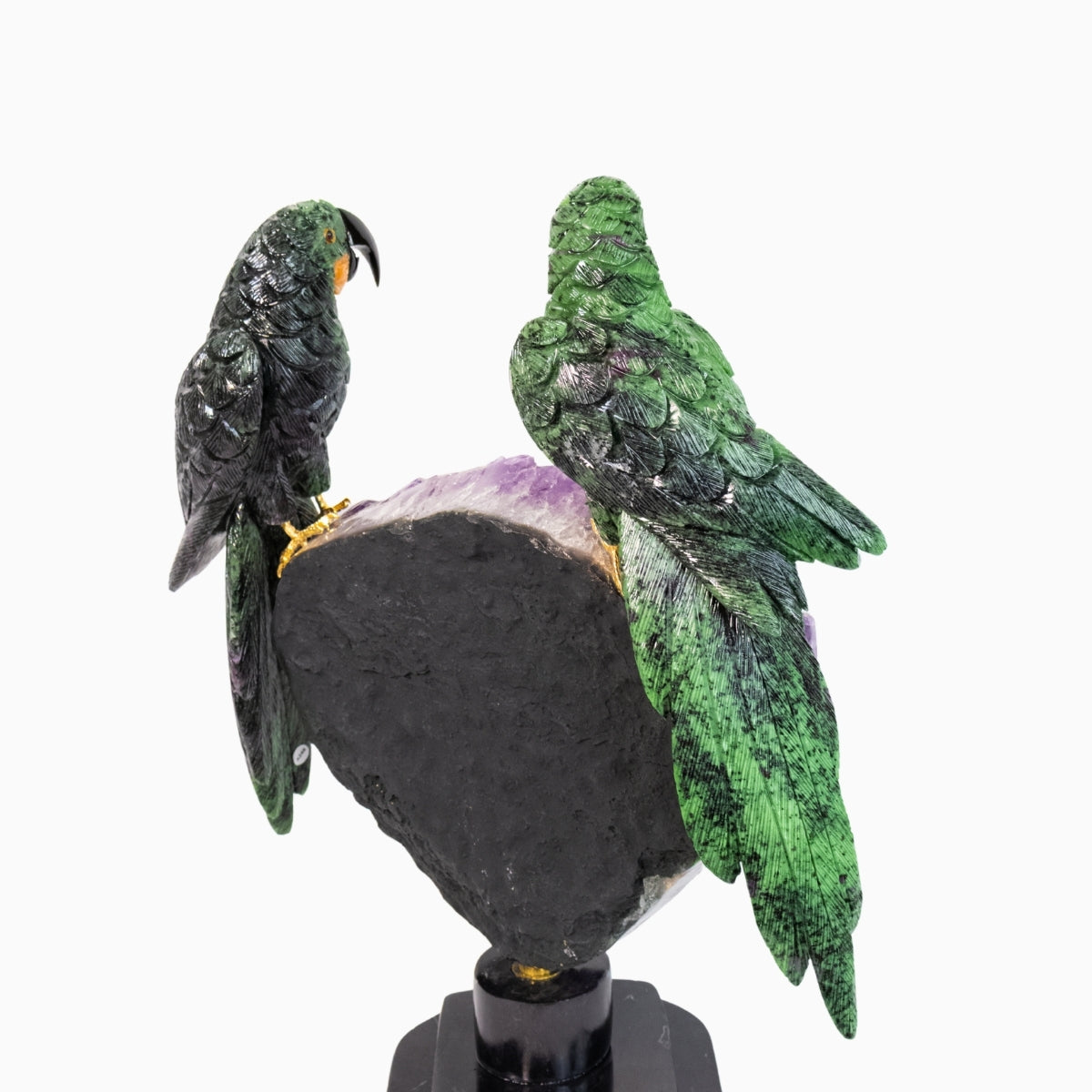 Casal de Araras Esculpido em Rubi com Zoisita na Drusa de Ametista na Base giratória de mármore negro 14,750 kg