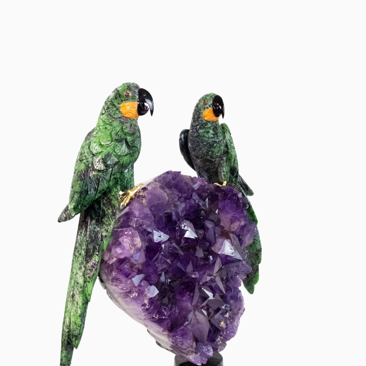 Casal de Araras Esculpido em Rubi com Zoisita na Drusa de Ametista na Base giratória de mármore negro 14,750 kg