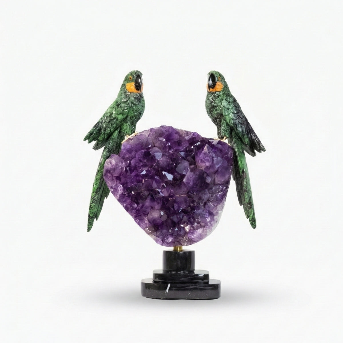 Casal de Araras Esculpido em Rubi com Zoisita na Drusa de Ametista na Base giratória de mármore negro 14,750 kg