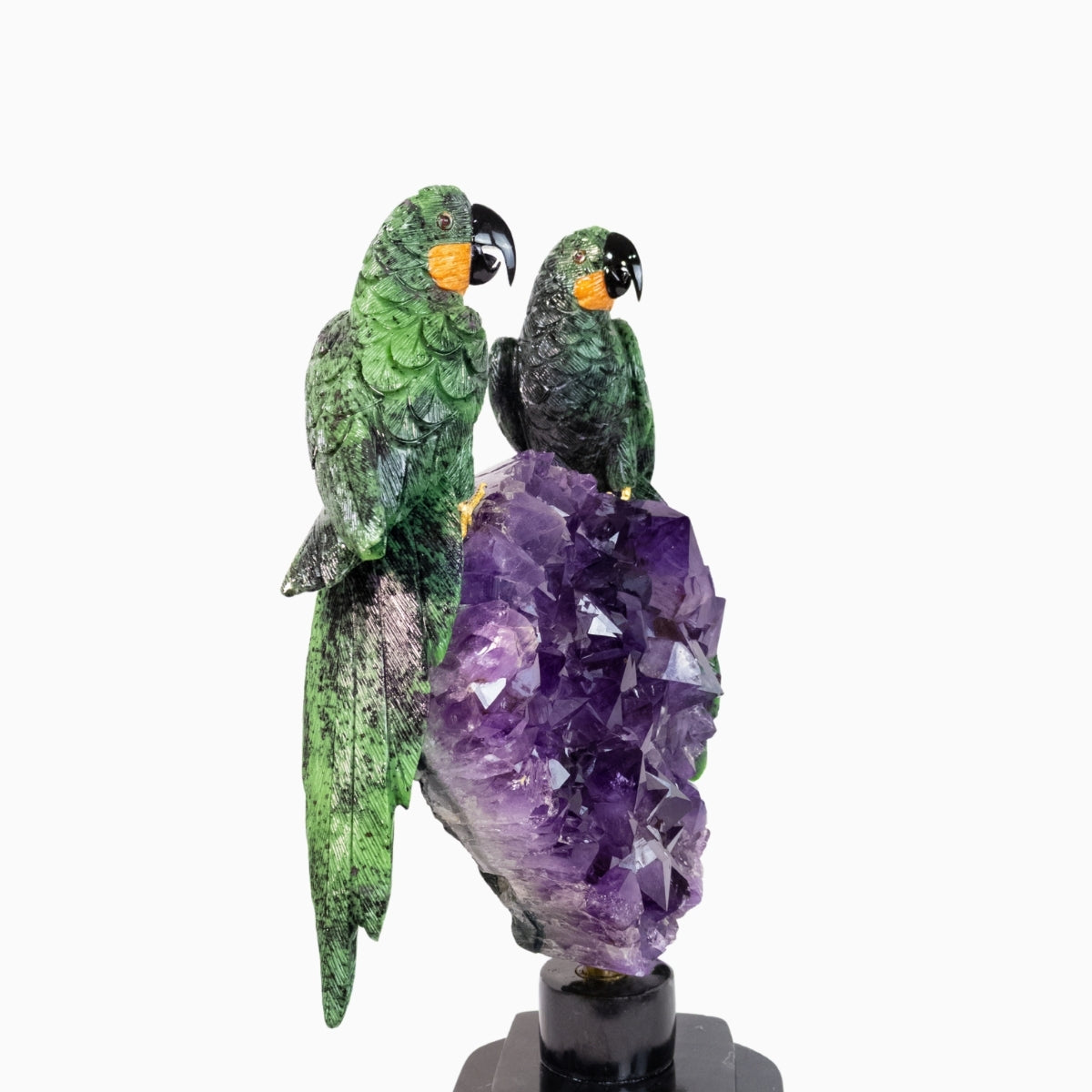 Casal de Araras Esculpido em Rubi com Zoisita na Drusa de Ametista na Base giratória de mármore negro 14,750 kg