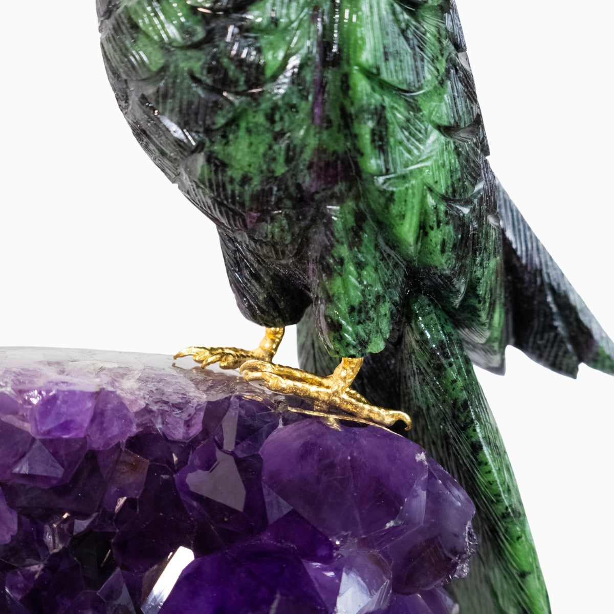 Casal de Araras Esculpido em Rubi com Zoisita na Drusa de Ametista na Base giratória de mármore negro 14,750 kg