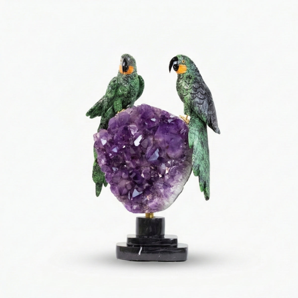 Casal de Araras Esculpido em Rubi com Zoisita na Drusa de Ametista na Base giratória de mármore negro 14,750 kg