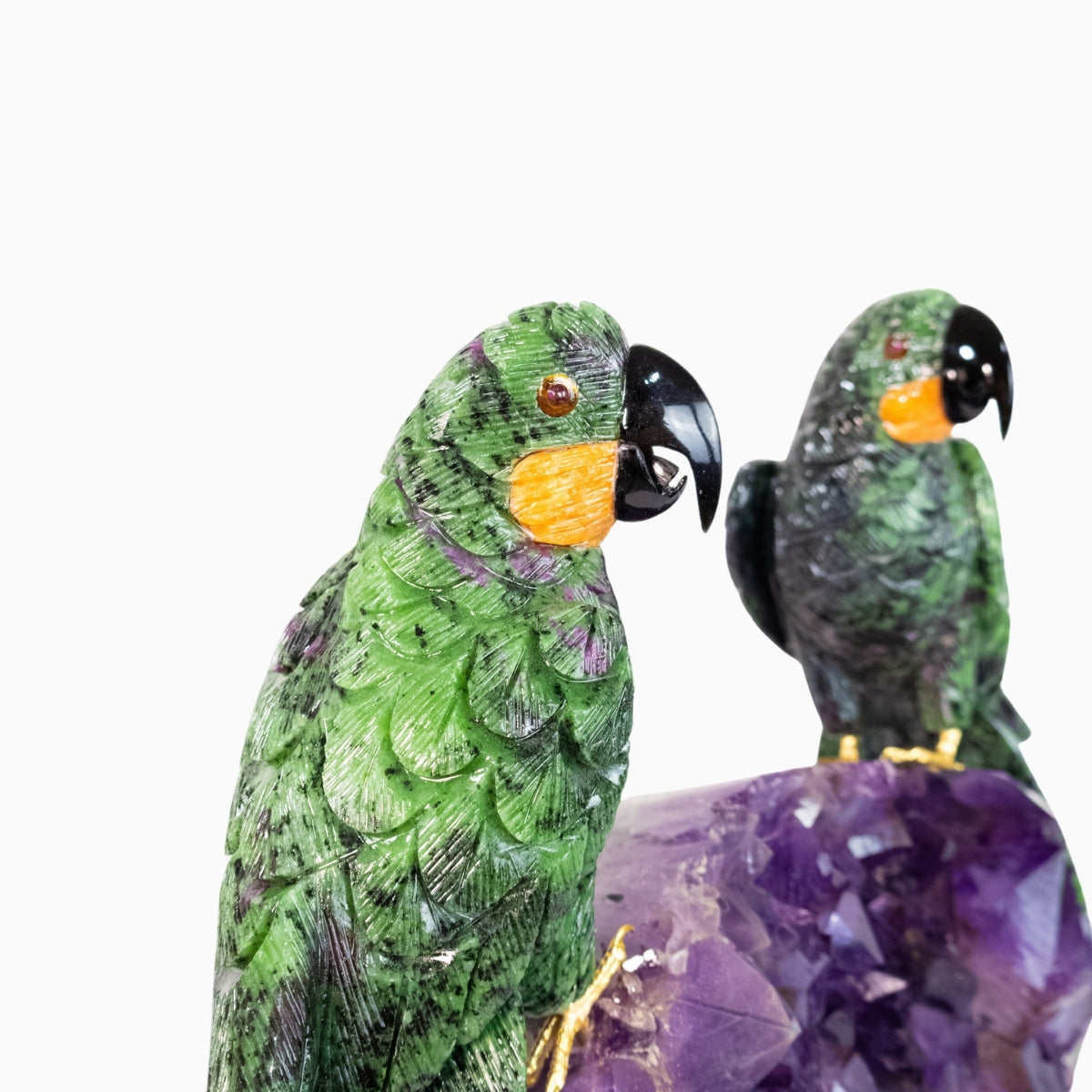 Casal de Araras Esculpido em Rubi com Zoisita na Drusa de Ametista na Base giratória de mármore negro 14,750 kg