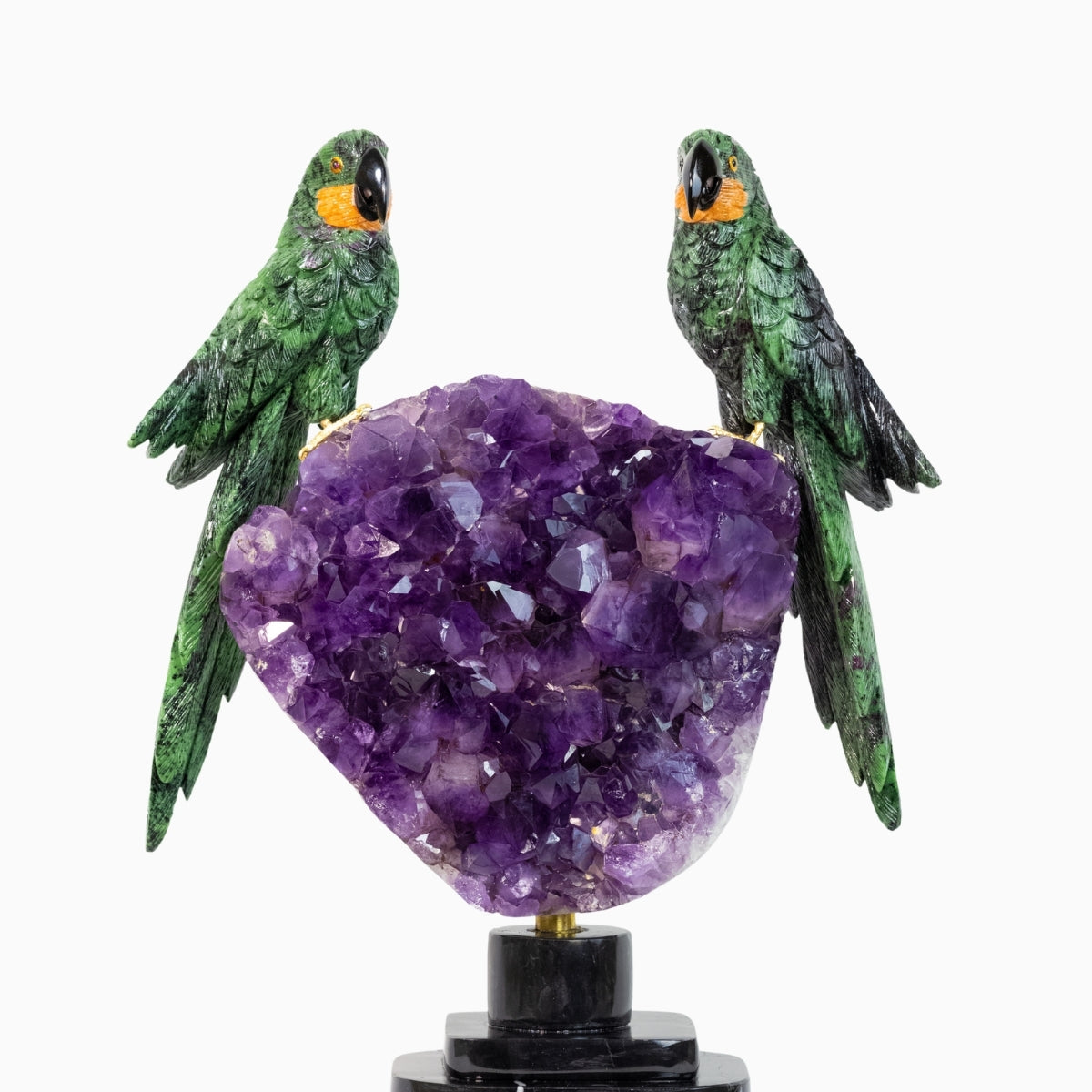 Casal de Araras Esculpido em Rubi com Zoisita na Drusa de Ametista na Base giratória de mármore negro 14,750 kg