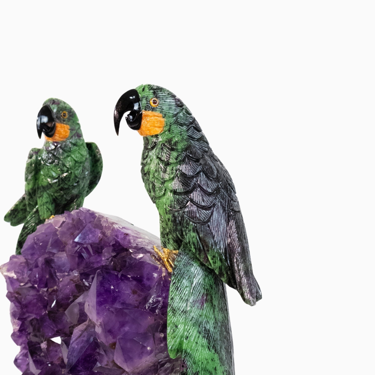 Casal de Araras Esculpido em Rubi com Zoisita na Drusa de Ametista na Base giratória de mármore negro 14,750 kg