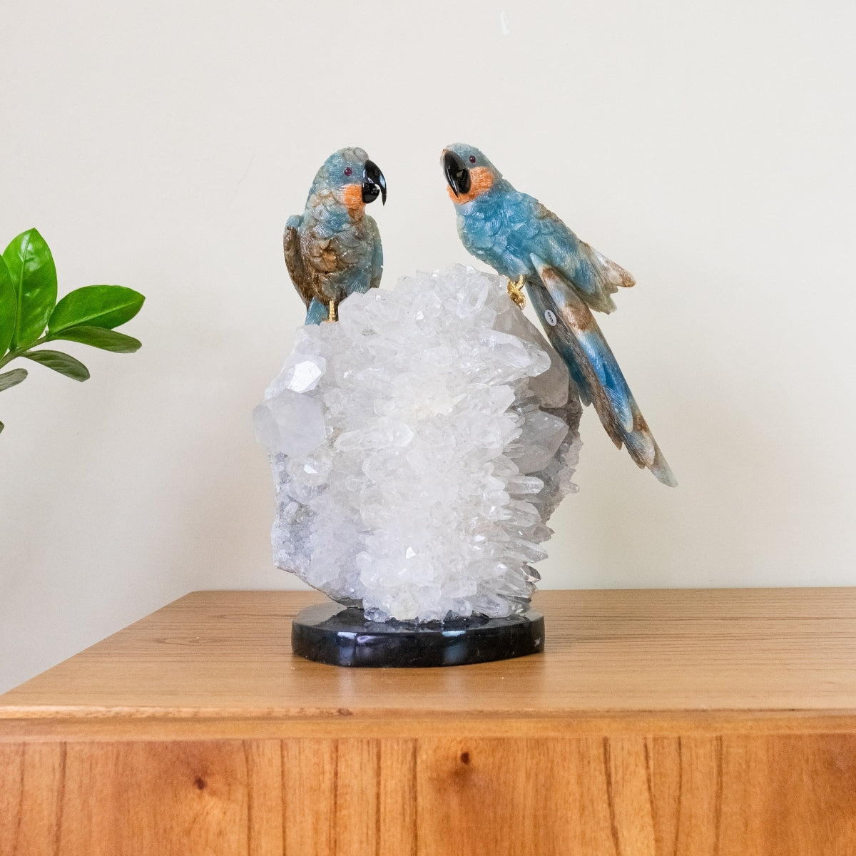 Casal de Araras Esculpido em Ônix Azul na Drusa Cristal de Quartzo 6,600kg