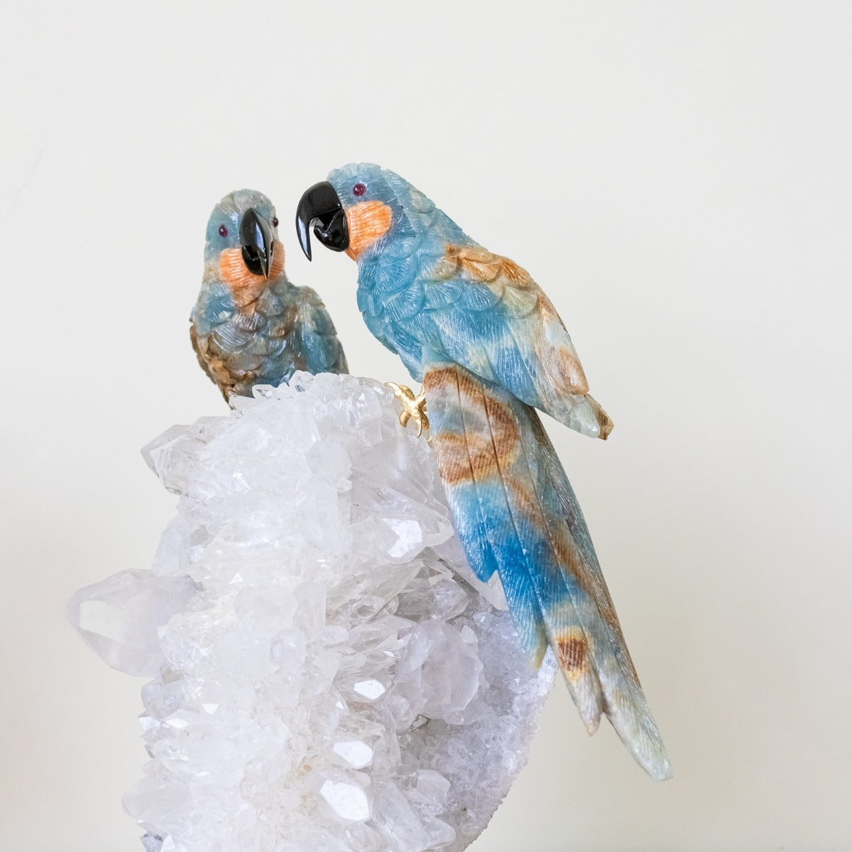 Casal de Araras Esculpido em Ônix Azul na Drusa Cristal de Quartzo 6,600kg