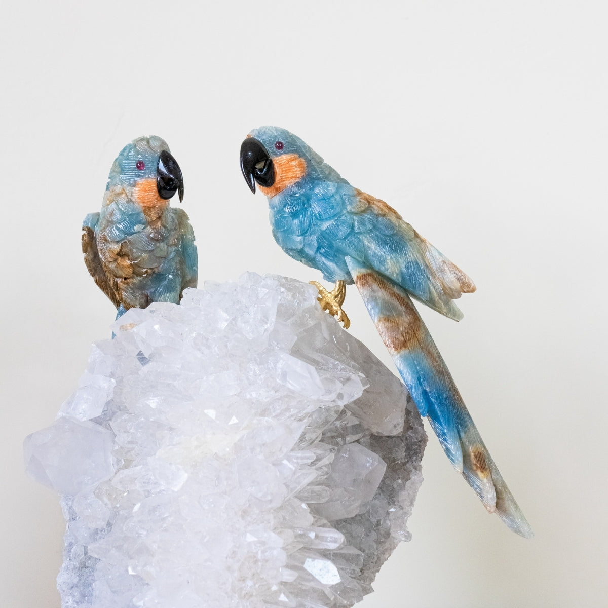 Casal de Araras Esculpido em Ônix Azul na Drusa Cristal de Quartzo 6,600kg