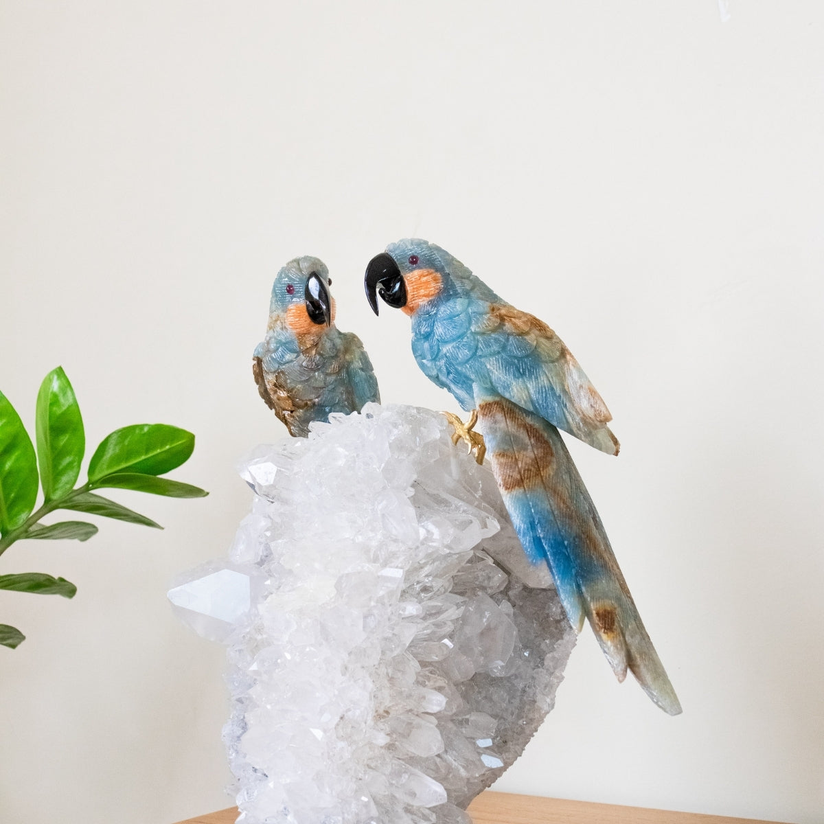Casal de Araras Esculpido em Ônix Azul na Drusa Cristal de Quartzo 6,600kg