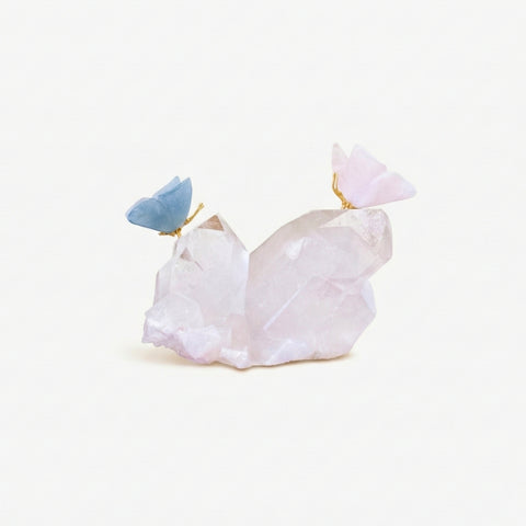 Casal de Borboletas Esculpida em Ônix Azul Argentino e Quartzo Rosa Na Drusa de Cristal Quartzo