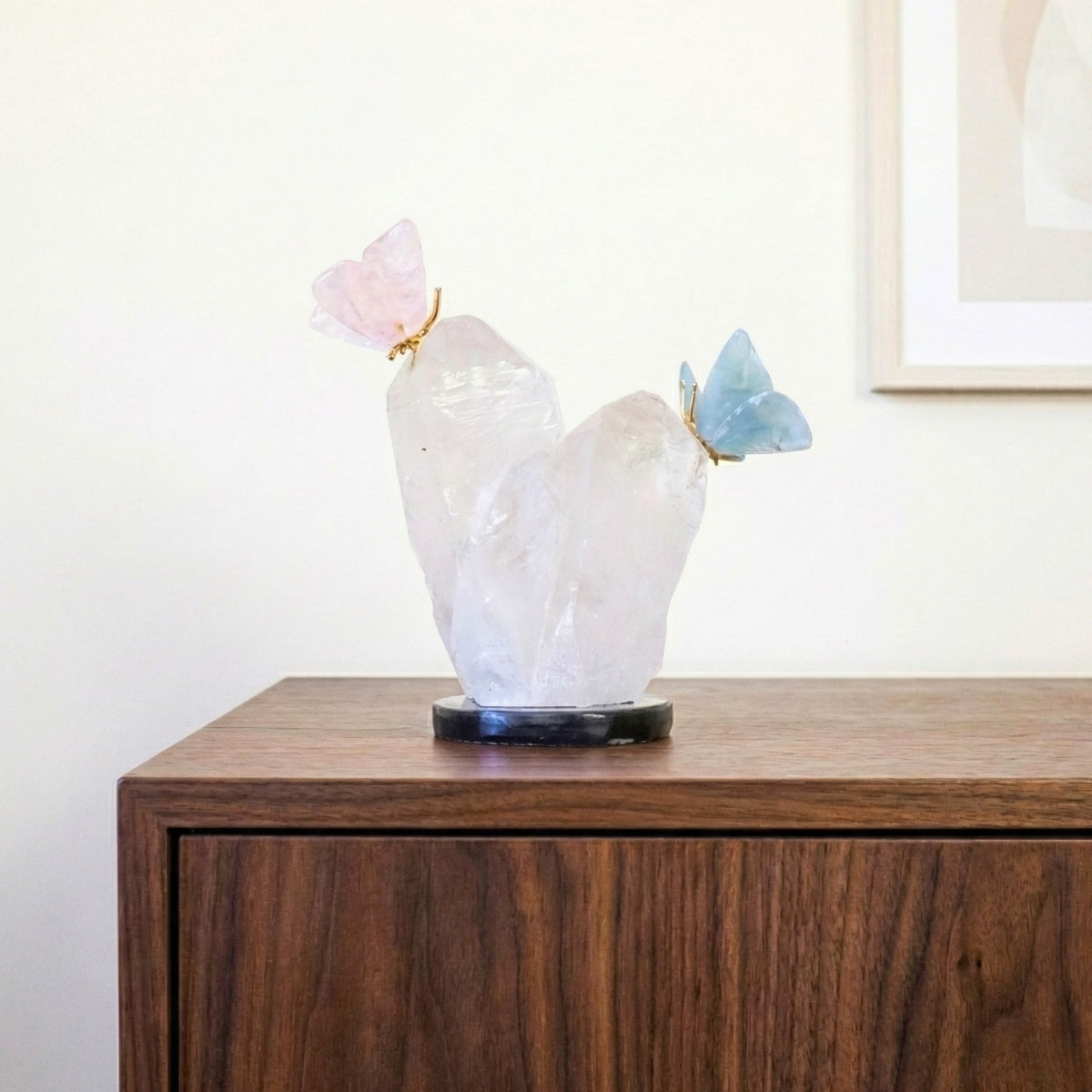 Casal de Borboletas Esculpida em Ônix Azul Argentino e Quartzo Rosa Na Drusa de Cristal Quartzo 1,282 kg