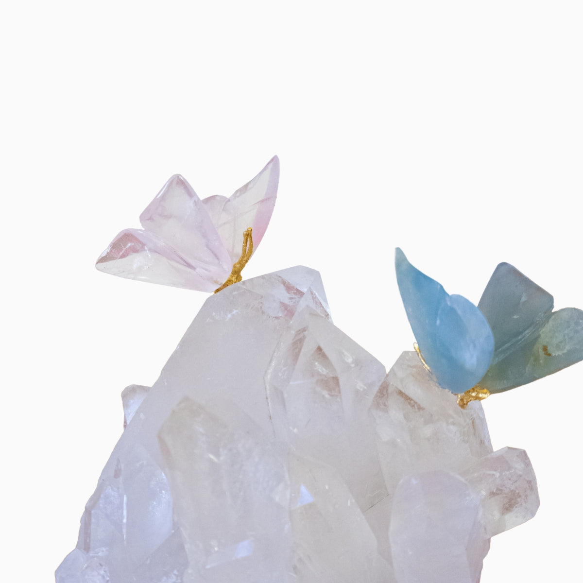 Casal de Borboletas Esculpida em Ônix Azul Argentino e Quartzo Rosa Na Drusa de Cristal Quartzo 1,462kg