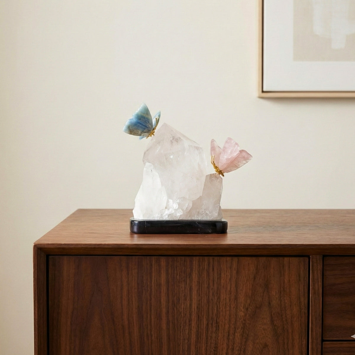 Casal de Borboletas Esculpida em Ônix Azul Argentino e Quartzo Rosa Na Drusa de Cristal Quartzo 1,509 kg