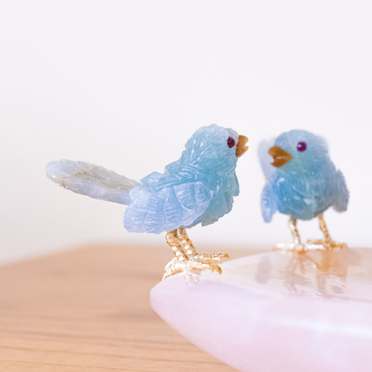 Casal de Pássaros Esculpido em Ônix Azul na Bandeja de Quartzo Rosa  Qualidade Extra